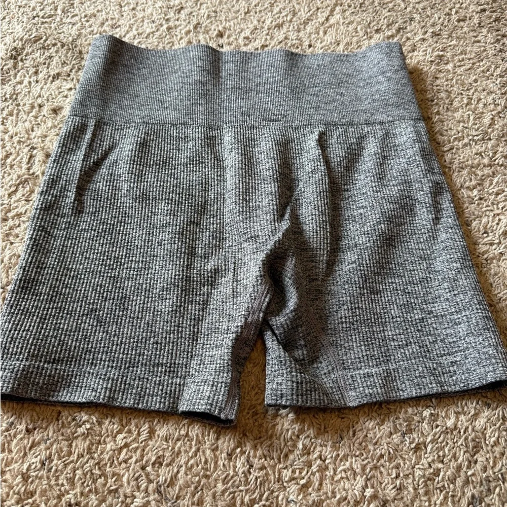 Colsie Heathered Gray Ribbed Bike Shorts - Picture 2 of 3
